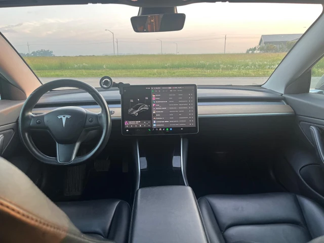 2018 Tesla Model 3, šedá, 174 000 km, dovoz Kanada — foto 4 z 5