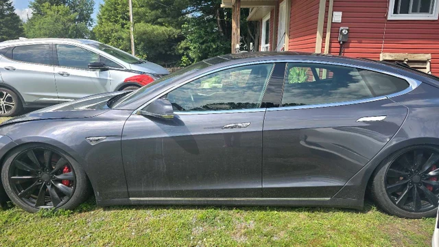 2015 Tesla Model S P85D, 202 058 km, dovoz Kanada — foto 2 z 5