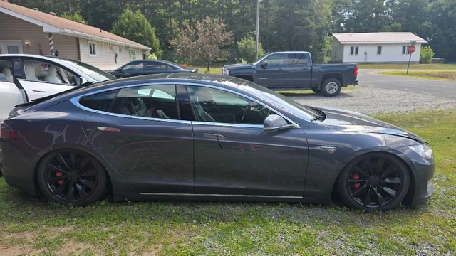 2015 Tesla Model S P85D, 202 058 km, dovoz Kanada — foto 3 z 5