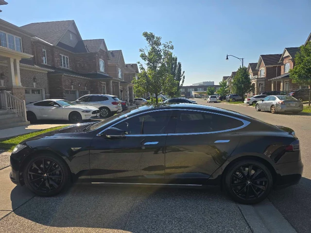 2015 Tesla Model S, černá, 314 000 km, dovoz Kanada — foto 2 z 5