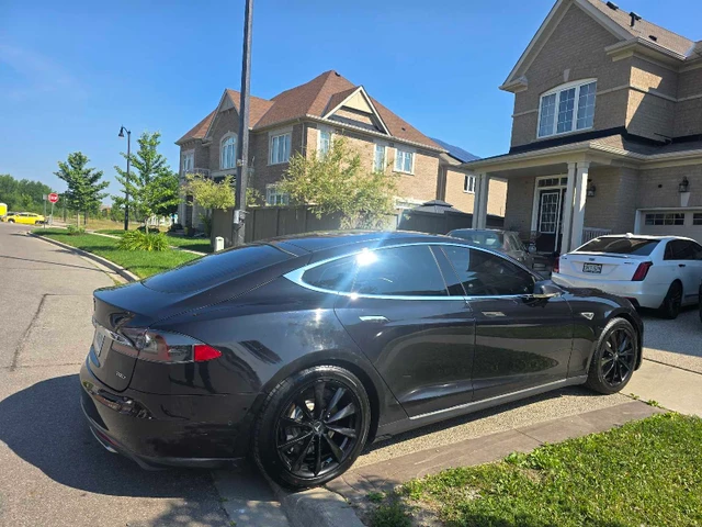 2015 Tesla Model S, černá, 314 000 km, dovoz Kanada — foto 3 z 5