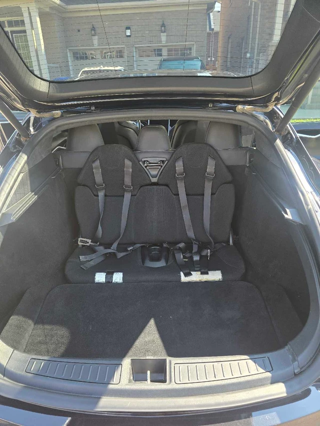 2015 Tesla Model S, černá, 314 000 km, dovoz Kanada — foto 4 z 5