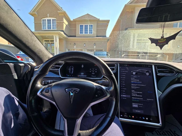2015 Tesla Model S, černá, 314 000 km, dovoz Kanada — foto 5 z 5