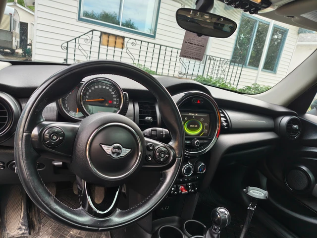 2017 MINI Minicp Base, šedá, 166 432 km, dovoz Kanada — foto 5 z 5