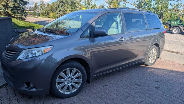 2011 Toyota Sienna, 245 000 km, dovoz Kanada — foto 2 z 5