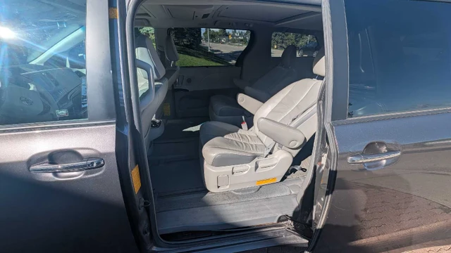 2011 Toyota Sienna, 245 000 km, dovoz Kanada — foto 4 z 5