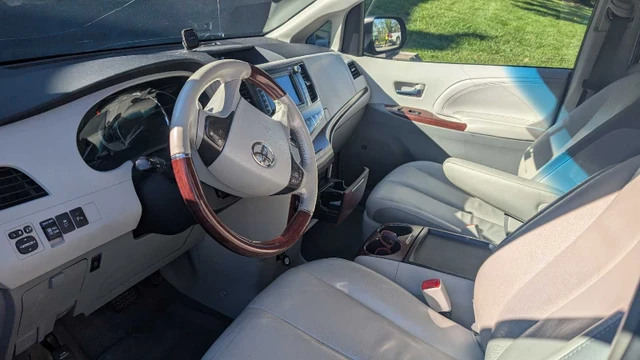2011 Toyota Sienna, 245 000 km, dovoz Kanada — foto 5 z 5