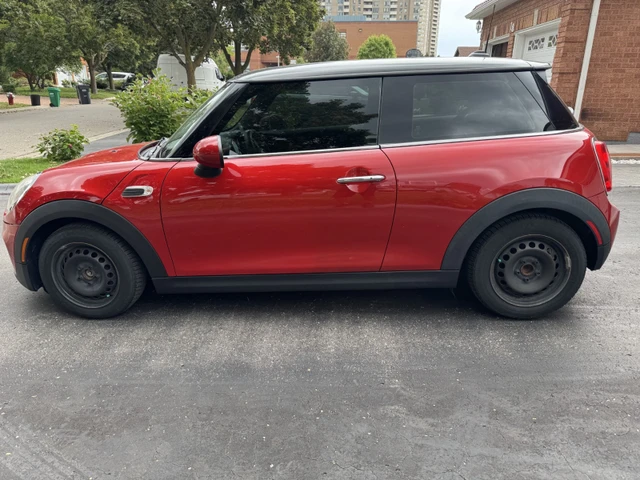 2017 MINI Cooper, červená, 105 886 km, dovoz Kanada — foto 2 z 5