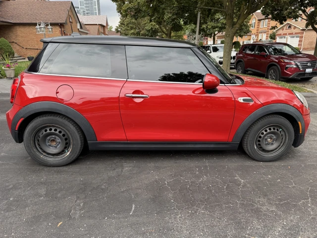 2017 MINI Cooper, červená, 105 886 km, dovoz Kanada — foto 3 z 5