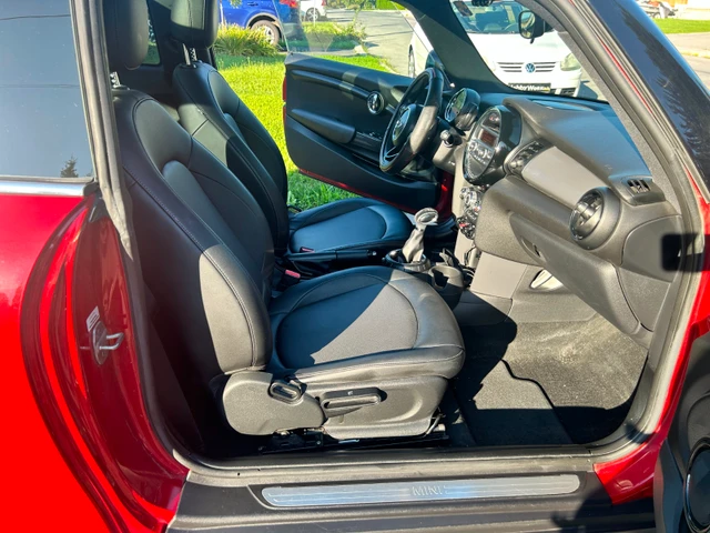 2014 Minicp, červená, 78 000 km, dovoz Kanada — foto 3 z 5