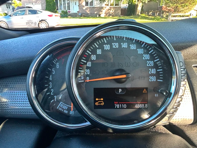 2014 Minicp, červená, 78 000 km, dovoz Kanada — foto 4 z 5