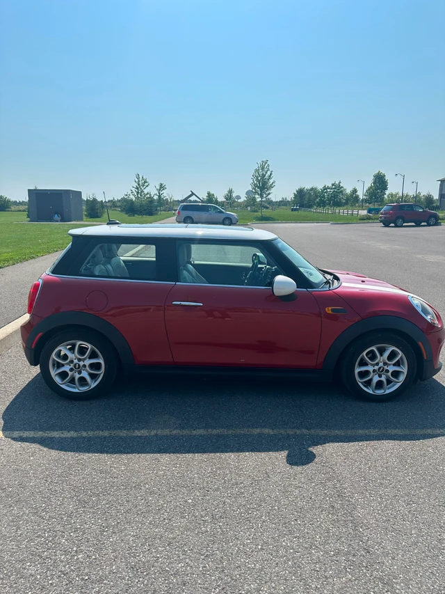 2016 MINI Cooper Manual, červená, 108 000 km, dovoz Kanada — foto 5 z 5