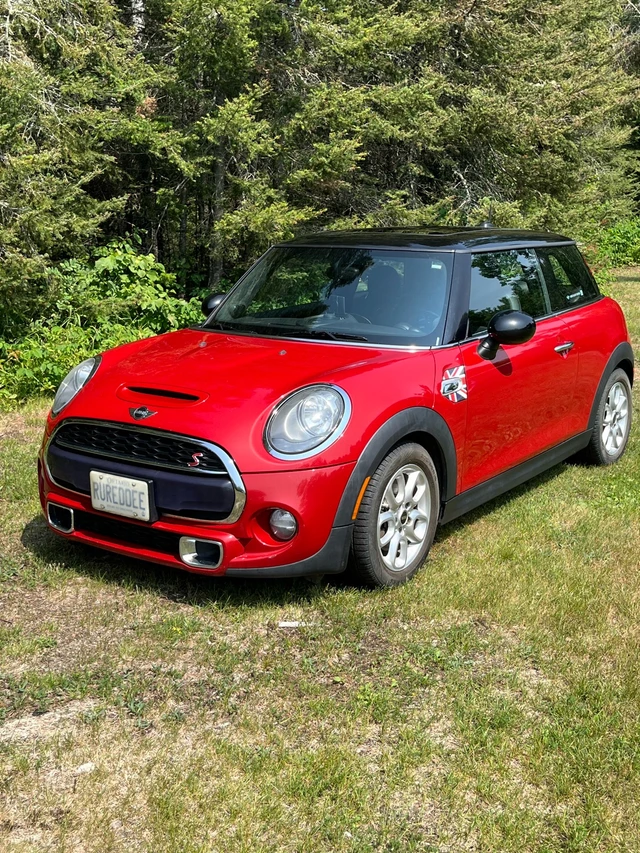 2016 MINI Minicps, červená, 93 000 km, dovoz Kanada — foto 1
