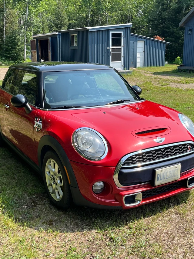 2016 MINI Minicps, červená, 93 000 km, dovoz Kanada — foto 2 z 5