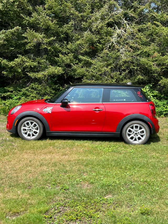 2016 MINI Minicps, červená, 93 000 km, dovoz Kanada — foto 3 z 5