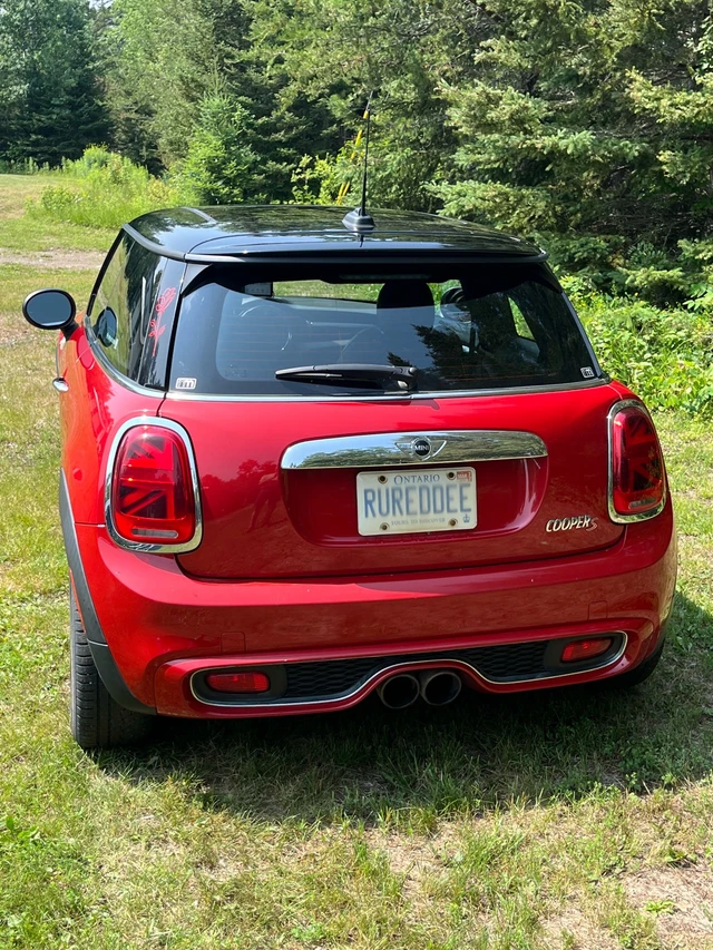 2016 MINI Minicps, červená, 93 000 km, dovoz Kanada — foto 4 z 5