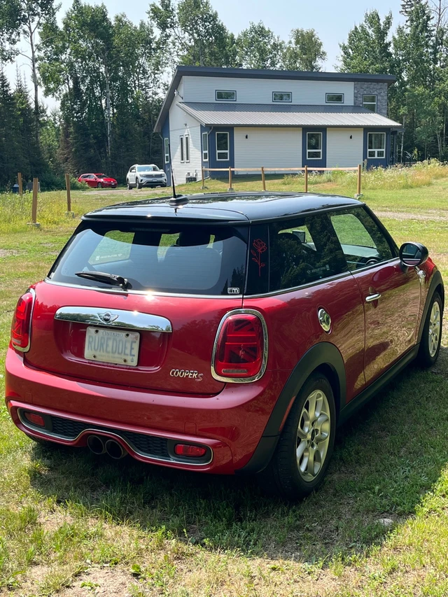 2016 MINI Minicps, červená, 93 000 km, dovoz Kanada — foto 5 z 5