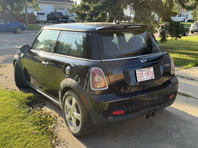 2009 Minicps, černá, 182 000 km, dovoz Kanada — foto 2 z 5