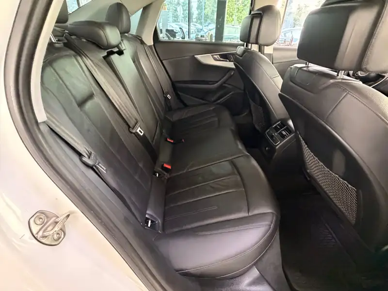 2017 Audi A4 Progressiv, bílá, 125 892 km, dovoz Kanada — foto 11 z 12