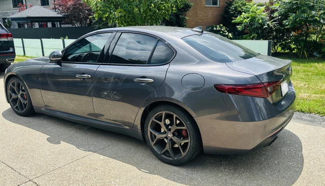 2020 Alpharomeo Giulia, šedá, 74 000 km, dovoz Kanada — foto 4 z 5