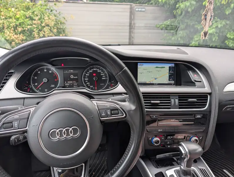 2014 Audi A4 Progressiv, bílá, 220 000 km, dovoz Kanada — foto 9 z 11