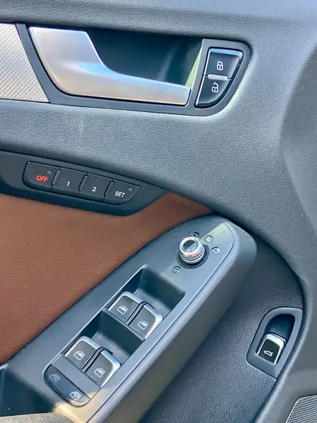2014 Audi A4 Progressiv, černá, 182 000 km, dovoz Kanada — foto 9 z 12