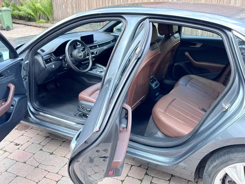 2019 Audi A4 Progressive, stříbrná, 96 000 km, dovoz Kanada — foto 4 z 12