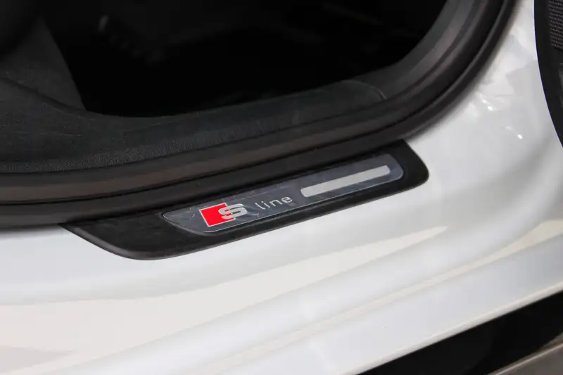 2016 Audi A4 Progressiv Plus, bílá, 142 000 km, dovoz Kanada — foto 7 z 8