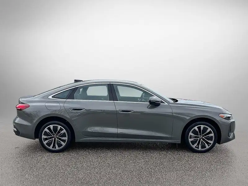 2025 Audi A5 Progressiv, šedá, 1 563 km, dovoz Kanada — foto 4 z 12