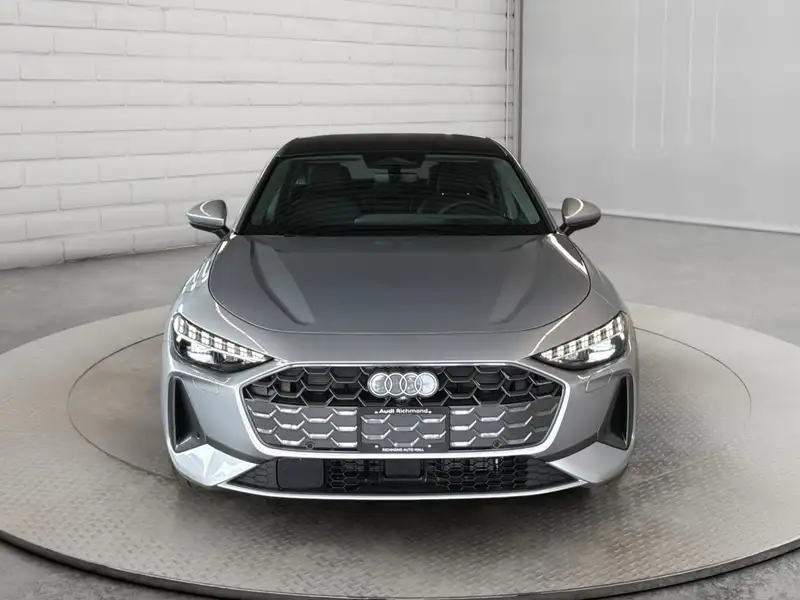 2026 Audi A5 Progressiv, stříbrná, 90 km, dovoz Kanada — foto 2 z 12