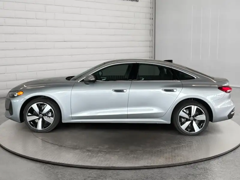 2026 Audi A5 Progressiv, stříbrná, 90 km, dovoz Kanada — foto 8 z 12