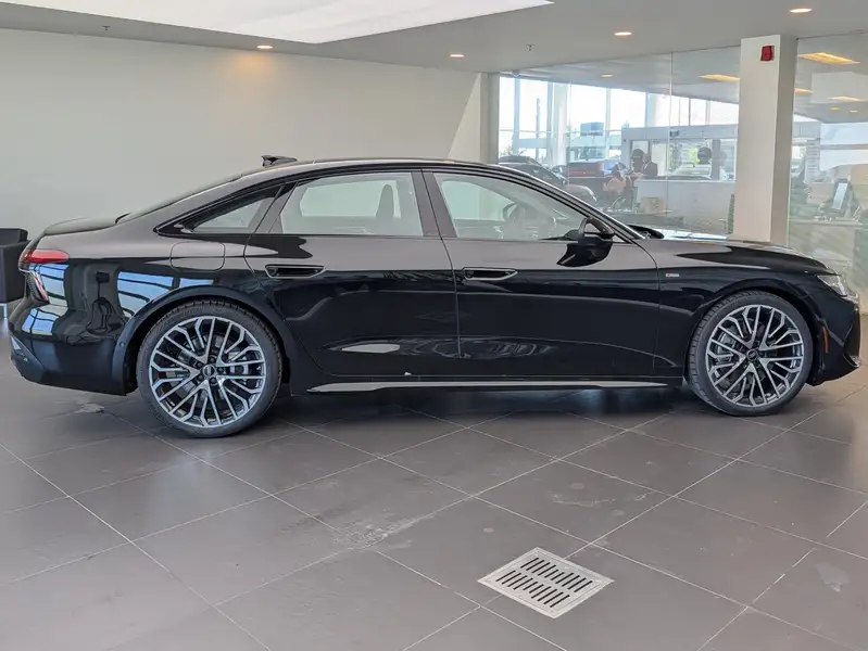 2026 Audi A6 Progressiv, černá, 90 km, dovoz Kanada — foto 2 z 11