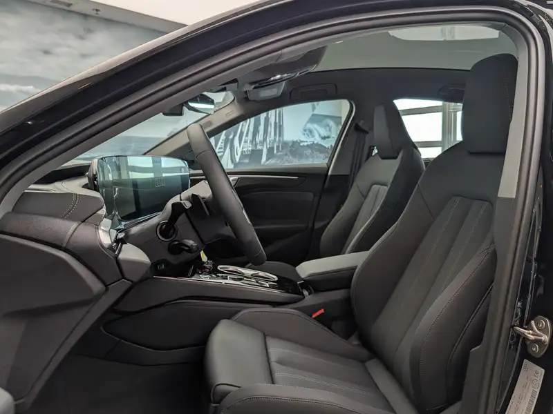 2026 Audi A6 Progressiv, černá, 90 km, dovoz Kanada — foto 5 z 11