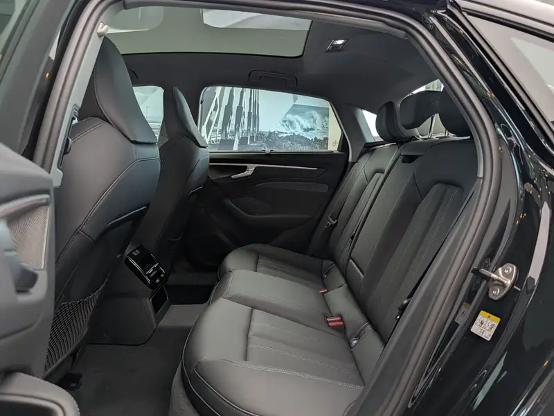 2026 Audi A6 Progressiv, černá, 90 km, dovoz Kanada — foto 6 z 11