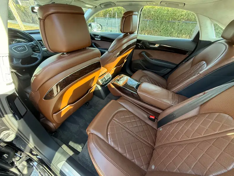 2011 Audi A8 Premium, černá, 112 500 km, dovoz Kanada — foto 6 z 9