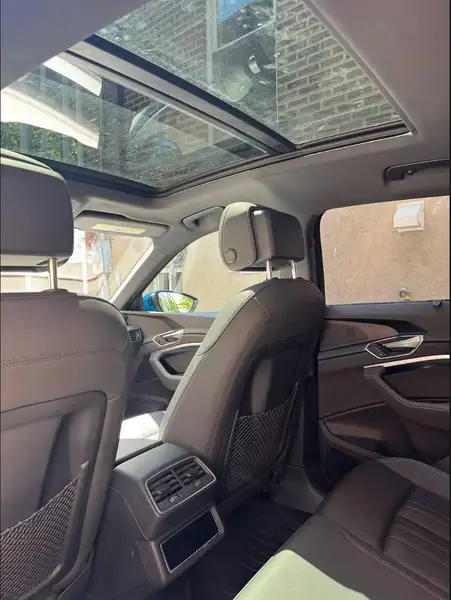 2019 Audi E-Tron Technik, modrá, 84 781 km, dovoz Kanada — foto 7 z 10
