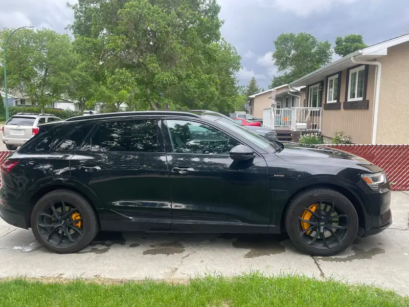 2021 Audi E-Tron Progressiv, černá, 60 000 km, dovoz Kanada — foto 5 z 12