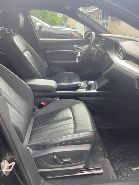 2021 Audi E-Tron Progressiv, černá, 60 000 km, dovoz Kanada — foto 7 z 12
