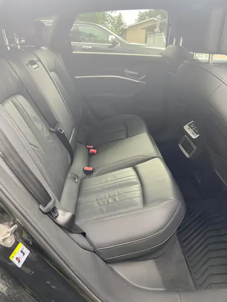 2021 Audi E-Tron Progressiv, černá, 60 000 km, dovoz Kanada — foto 9 z 12