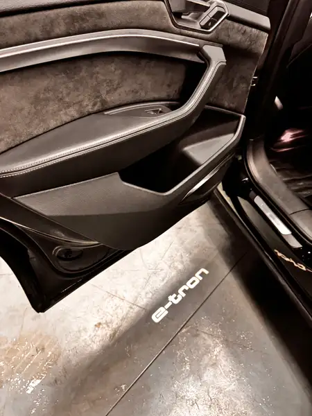 2019 Audi E-Tron Technik, černá, 133 000 km, dovoz Kanada — foto 4 z 6