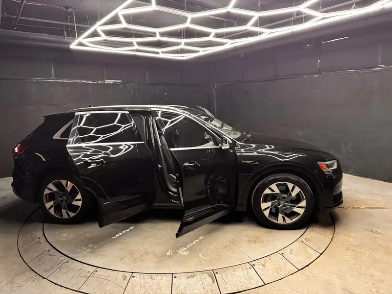 2019 Audi E-Tron Technik, černá, 133 000 km, dovoz Kanada — foto 5 z 6