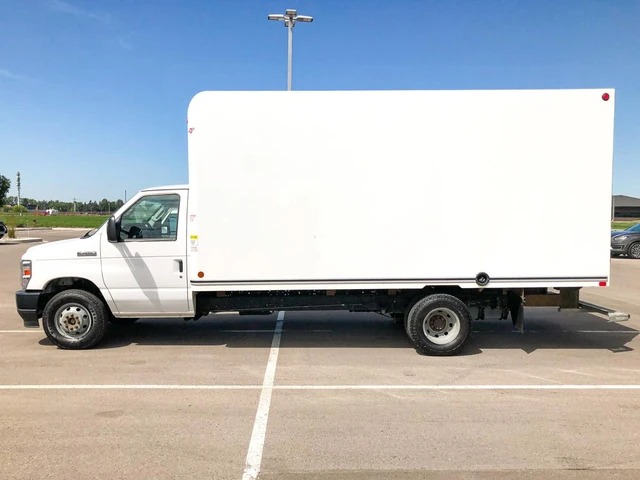 2023 Ford E-series Base, bílá, 119 678 km, dovoz Kanada — foto 11 z 19