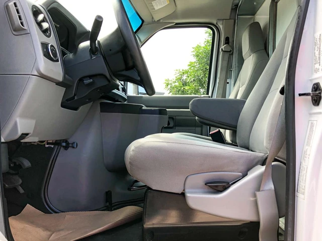 2023 Ford E-series Base, bílá, 119 678 km, dovoz Kanada — foto 12 z 19