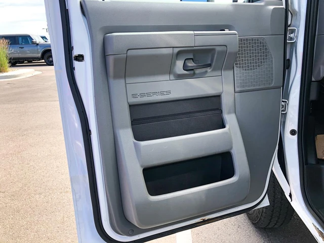 2023 Ford E-series Base, bílá, 119 678 km, dovoz Kanada — foto 13 z 19