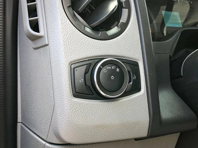 2023 Ford E-series Base, bílá, 119 678 km, dovoz Kanada — foto 14 z 19