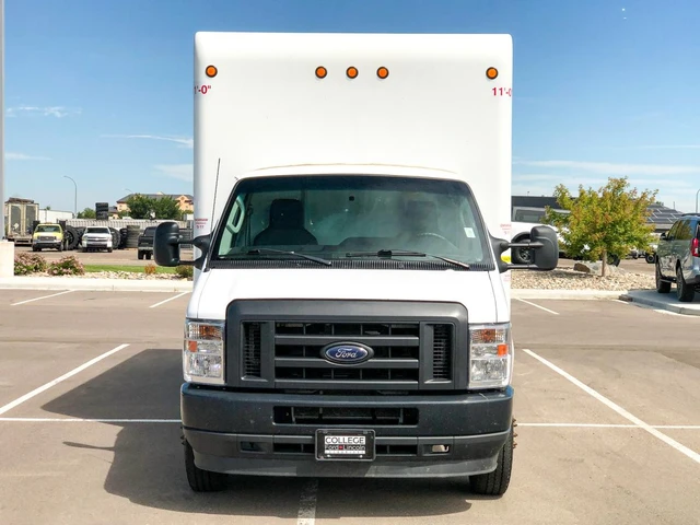 2023 Ford E-series Base, bílá, 119 678 km, dovoz Kanada — foto 4 z 19