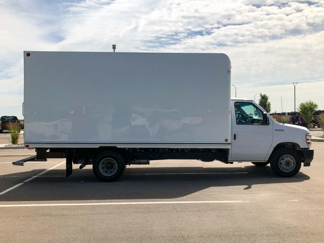 2023 Ford E-series Base, bílá, 119 678 km, dovoz Kanada — foto 6 z 19