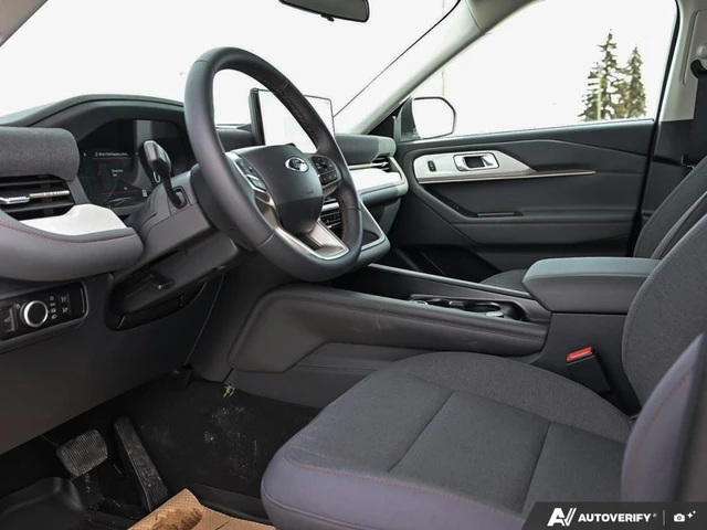 2026 Ford Explorer Active, bílá, 9 km, dovoz Kanada — foto 13 z 19
