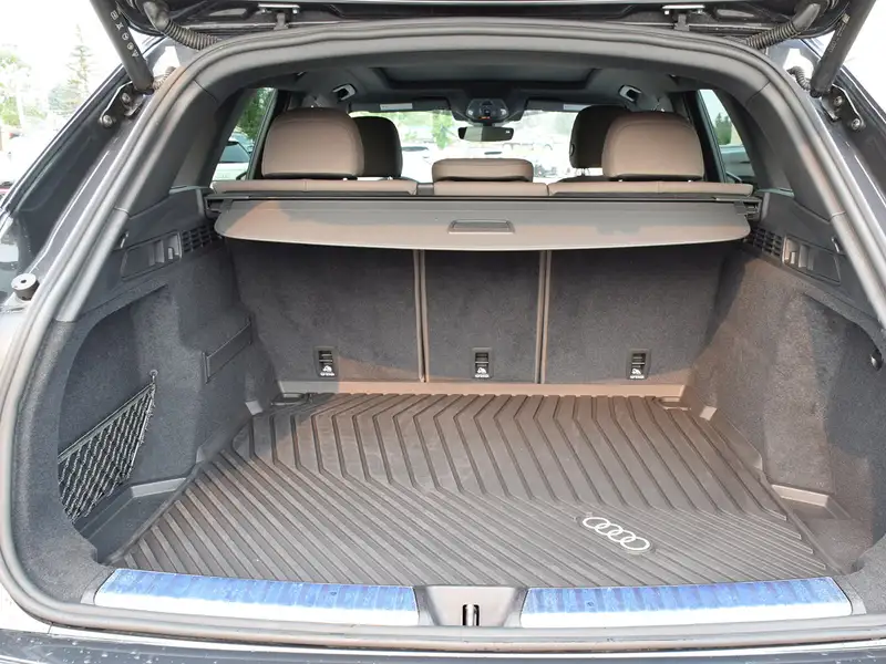 2025 Audi Q5 Progressiv, šedá, 6 116 km, dovoz Kanada — foto 10 z 12