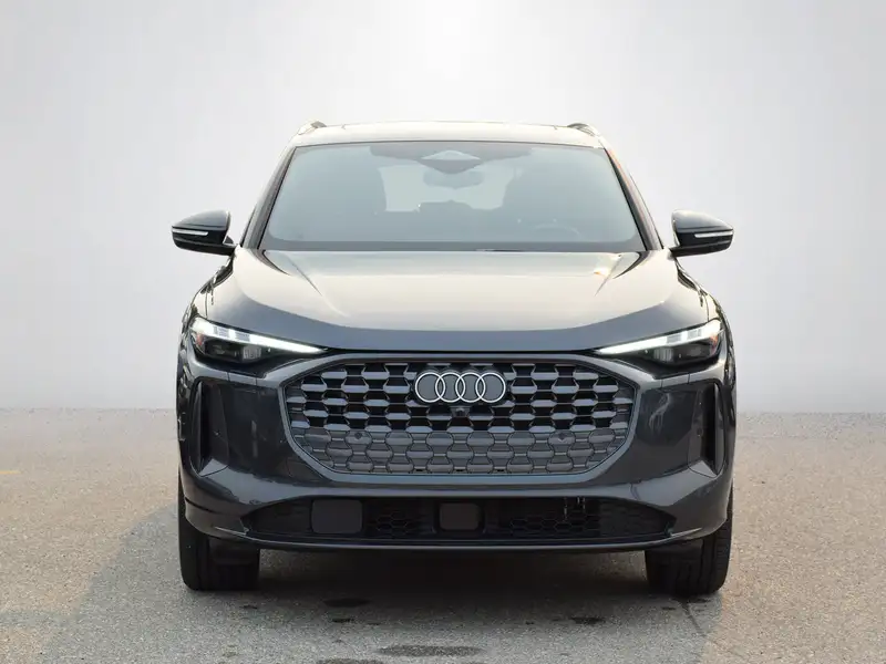 2025 Audi Q5 Progressiv, šedá, 6 116 km, dovoz Kanada — foto 2 z 12